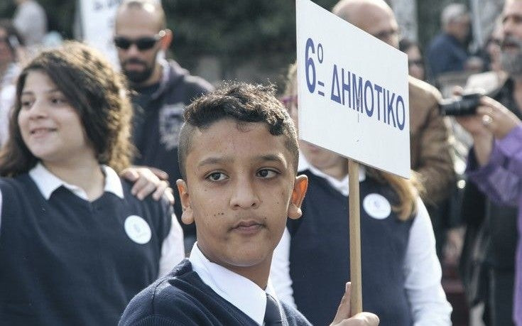 Τον λόγο που έχασε την ελληνική σημαία ο 11χρονος Αφγανός ψάχνουν στο υπουργείο Παιδείας